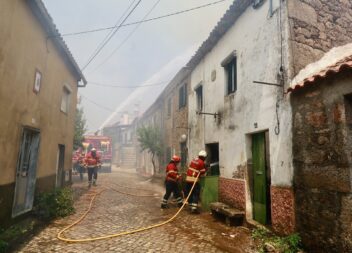 Frentes ativas complicam combate a incêndio em Penamacor