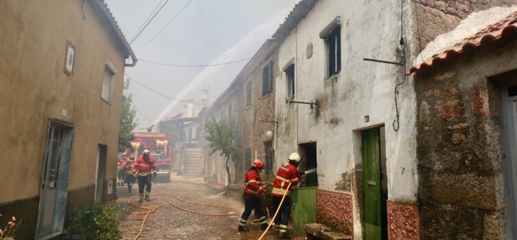 Frentes ativas complicam combate a incêndio em Penamacor