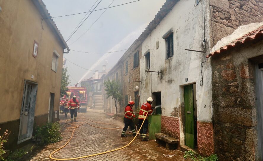 Frentes ativas complicam combate a incêndio em Penamacor