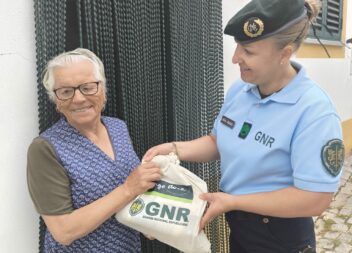 Parceria entre GNR e Pingo Doce reforça apoio a idosos durante o Verão