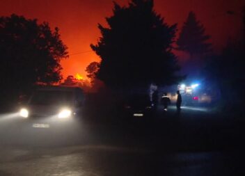 EM DIRETO: BEIRA BAIXA TV - Incêndio na Covilhã - Barroca Grande cercada pelas c