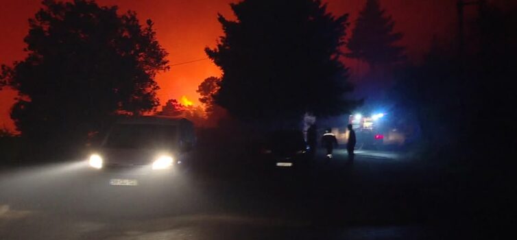 EM DIRETO: BEIRA BAIXA TV - Incêndio na Covilhã - Barroca Grande cercada pelas c