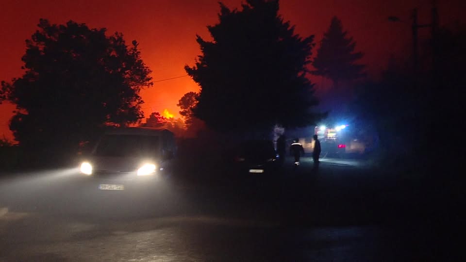 EM DIRETO: BEIRA BAIXA TV - Incêndio na Covilhã - Barroca Grande cercada pelas c
