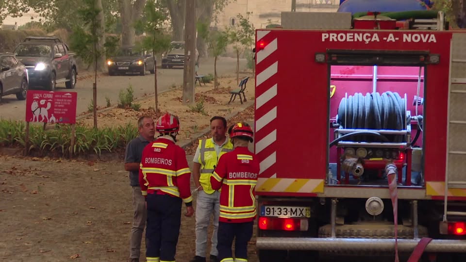EM DIRETO: BEIRA BAIXA TV - INCÊNDIO EM LOURICAL DO CAMPO