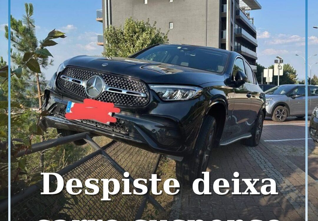 Despiste deixa carro parcialmente suspenso