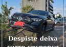 Despiste deixa carro parcialmente suspenso