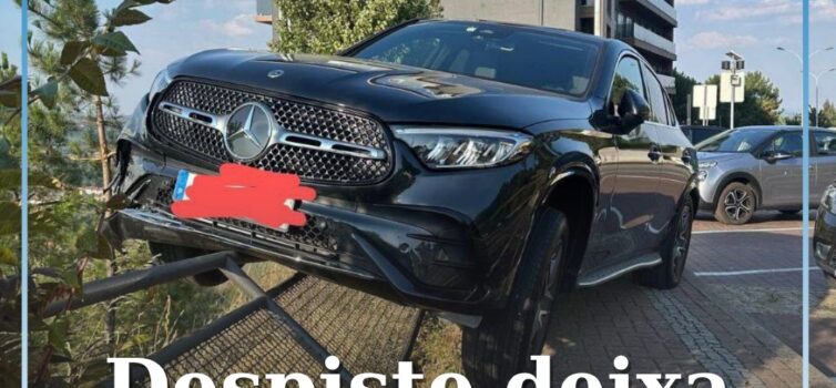 Despiste deixa carro parcialmente suspenso