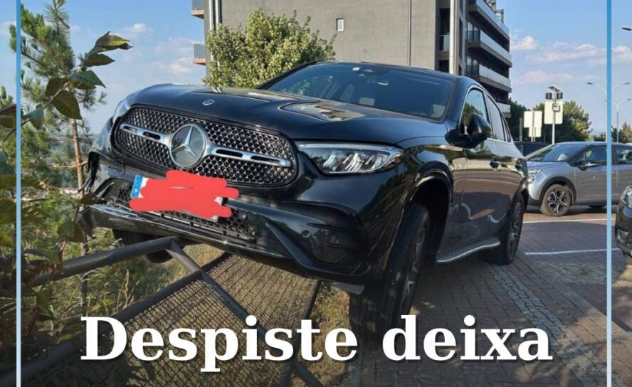 Despiste deixa carro parcialmente suspenso