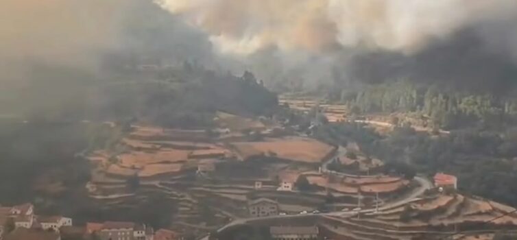 Fogo em Seia estรก mais ativo, mas sem populaรงรตes em risco