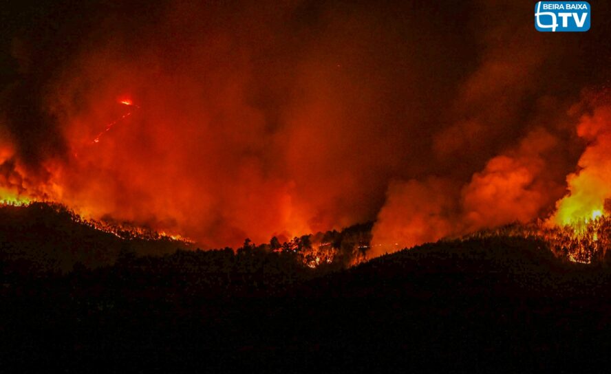 Incêndio em Sobral de São Miguel ativo há quase 27 horas