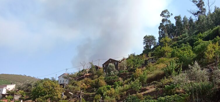Incêndio na Covilhã fora de controlo