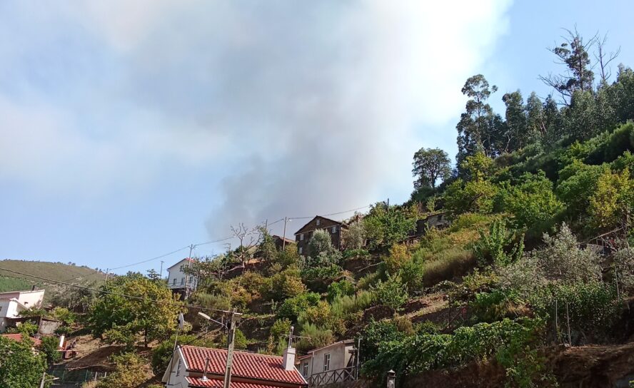 Incêndio na Covilhã fora de controlo