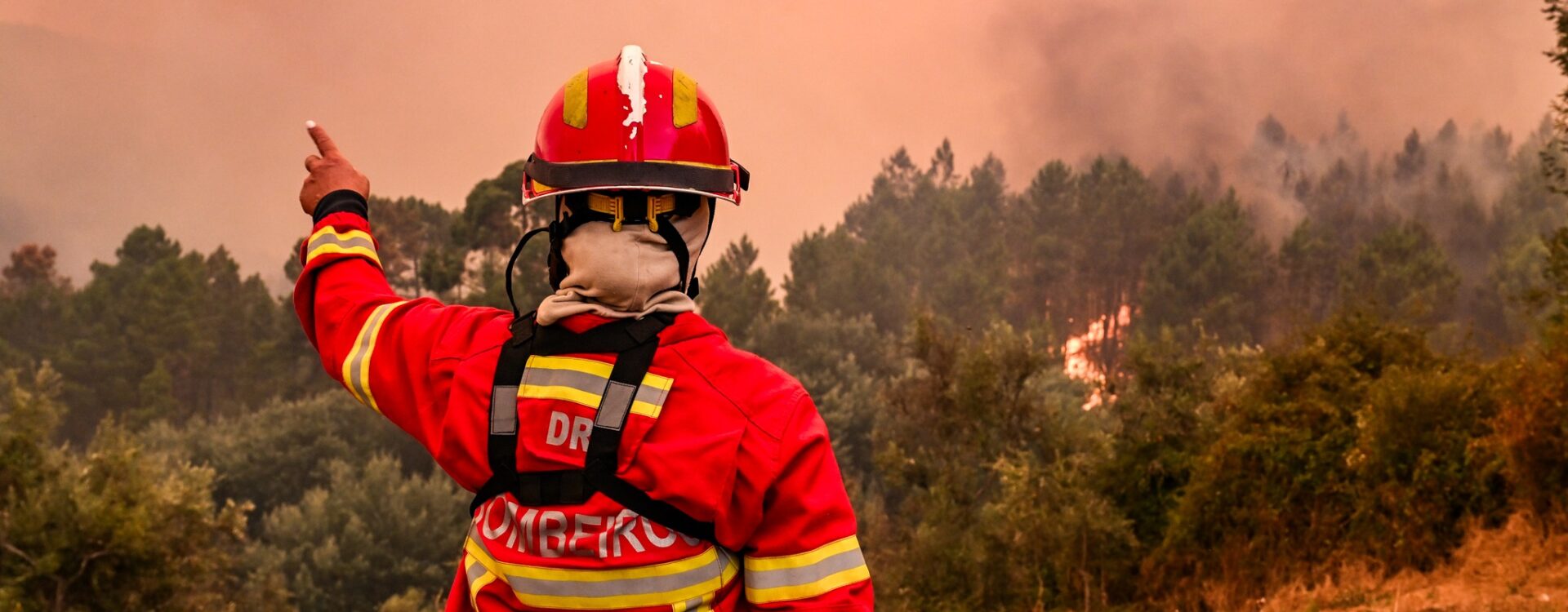 Incêndios no Fundão cercam aldeias e levam a alerta municipal