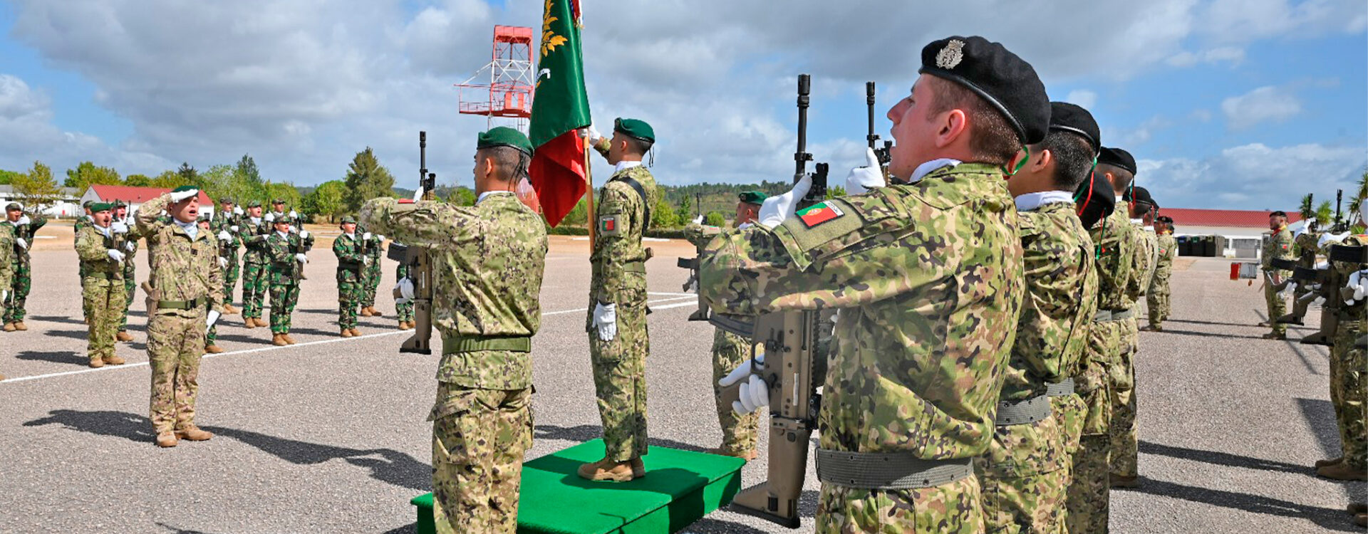Jovens militares prestam Juramento de Bandeira