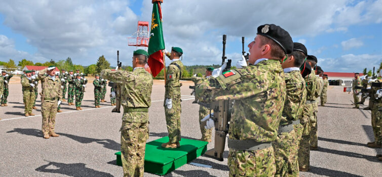 Jovens militares prestam Juramento de Bandeira