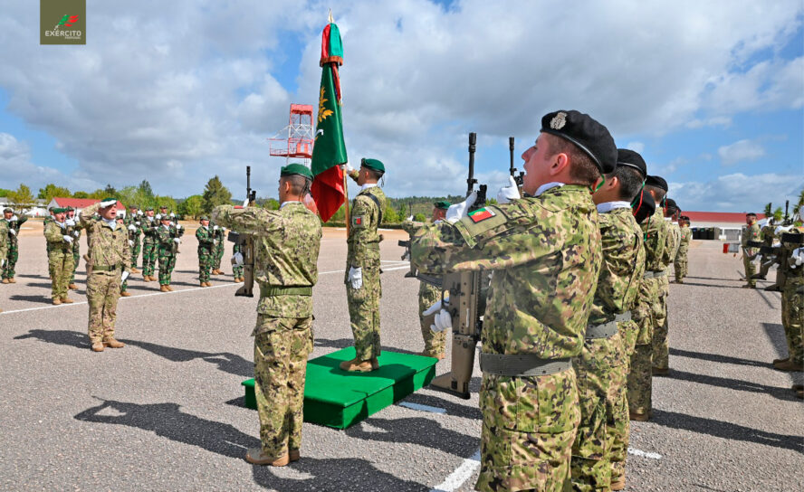 Jovens militares prestam Juramento de Bandeira