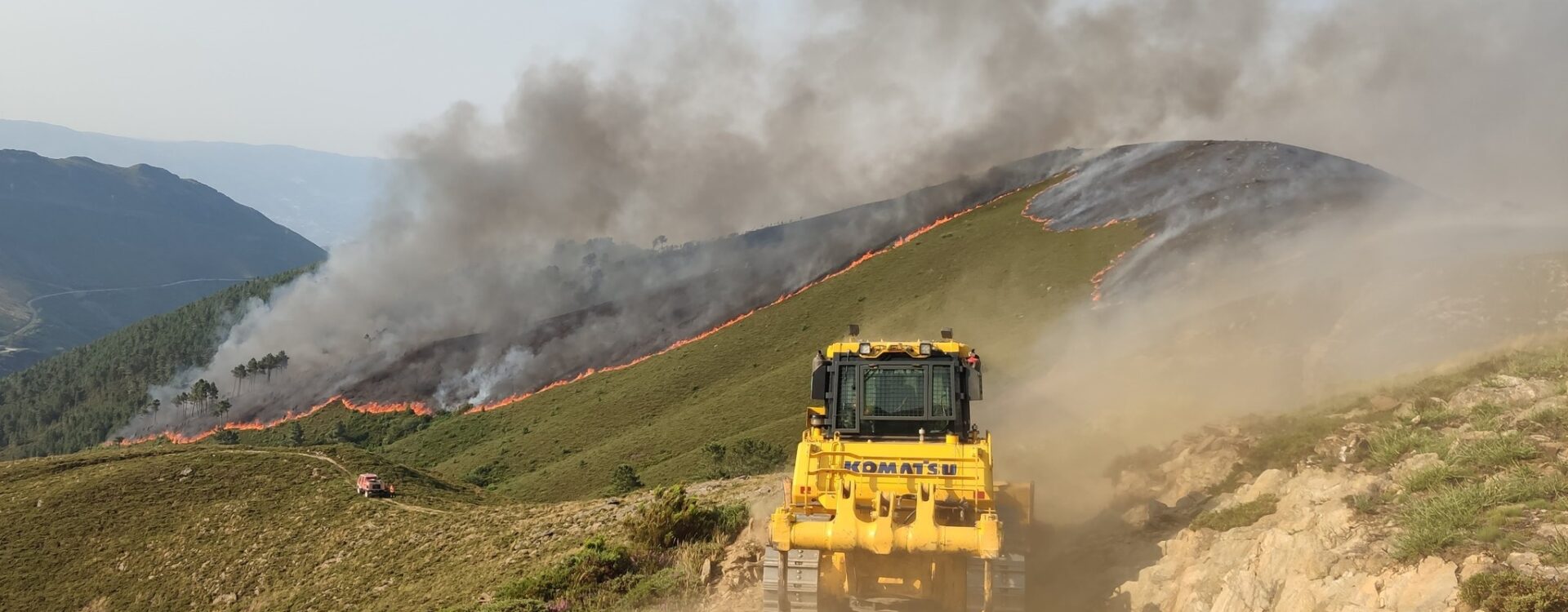 Máquinas de rastos reforçam combate a incêndios rurais