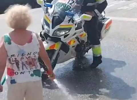 População refresca GNR e atletas durante a Volta a Portugal