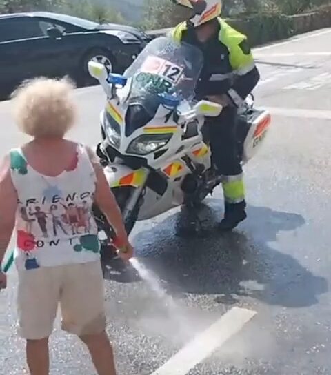 População refresca GNR e atletas durante a Volta a Portugal