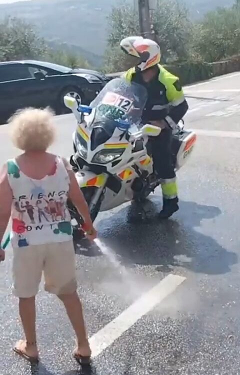 População refresca GNR e atletas durante a Volta a Portugal