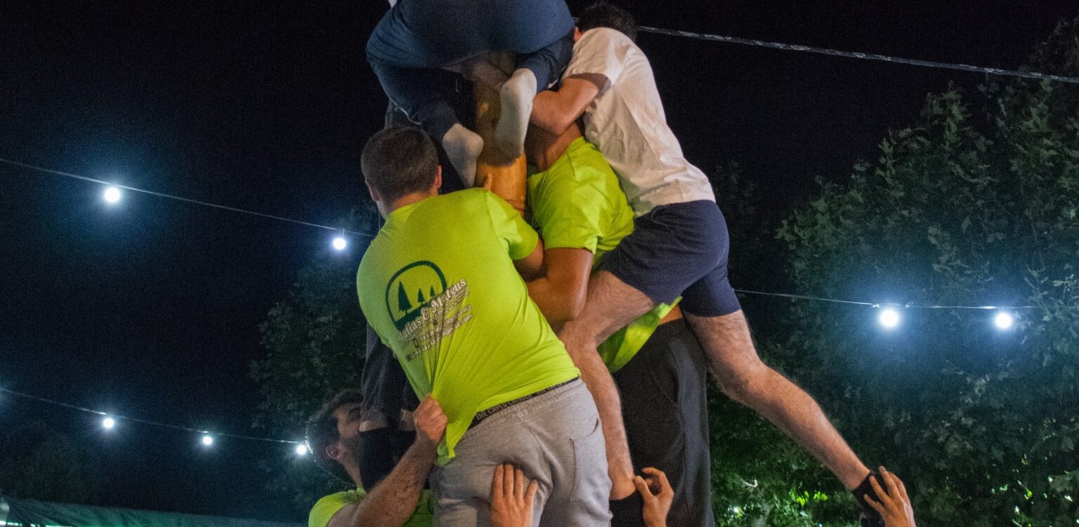 Tradição do "Pau do Sebo" na Festa de Vale Prazeres