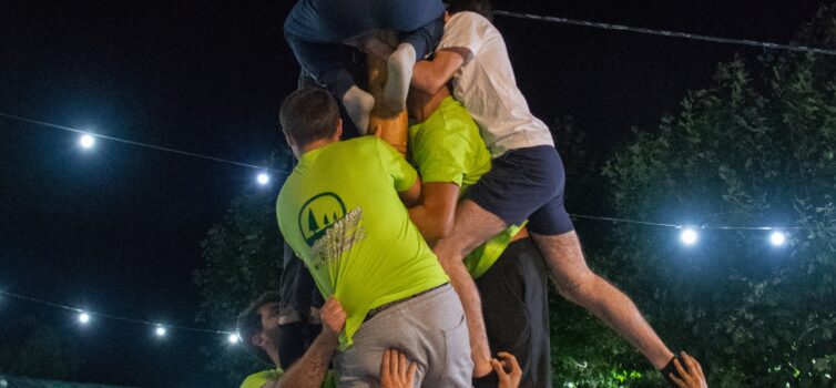 Tradição do "Pau do Sebo" na Festa de Vale Prazeres