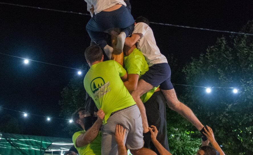 Tradição do "Pau do Sebo" na Festa de Vale Prazeres