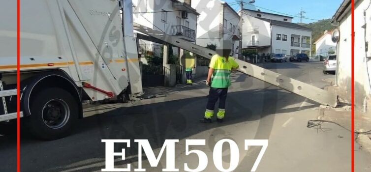 Queda de poste corta trânsito na EM507