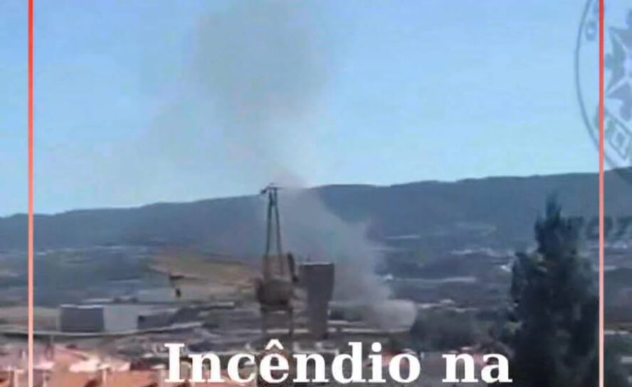 Um foco de incêndio numa zona de mato deflagrou esta tarde de segunda-feira