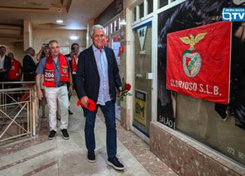 Luís Felipe Vieira assiste ao clássico na Casa do Benfica de Alcains