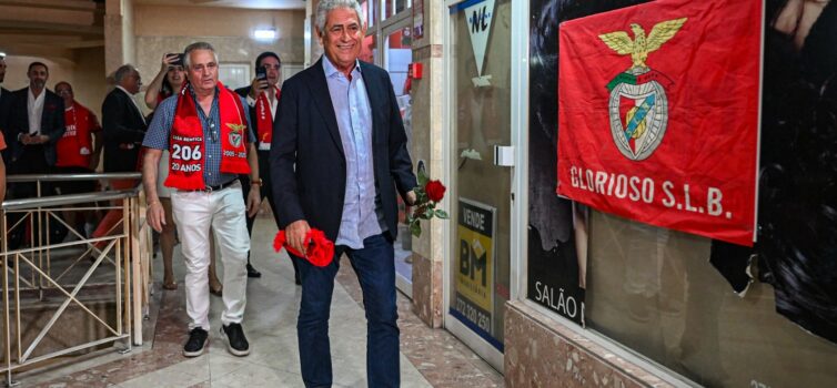 Luís Felipe Vieira assiste ao clássico na Casa do Benfica de Alcains