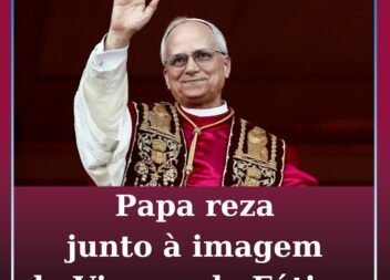 Papa reza junto à imagem da Virgem de Fátima