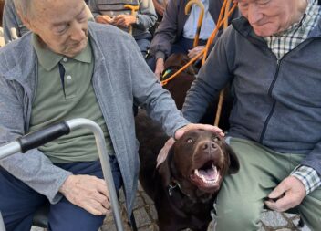 Cães da A.R.C.A. levam alegria a Idosos e Crianças da SCMCB