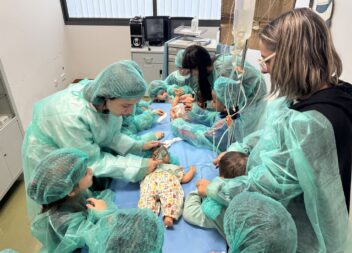Crianças do Agrupamento de Escolas do Teixoso visitam “Hospital Faz de Conta”
