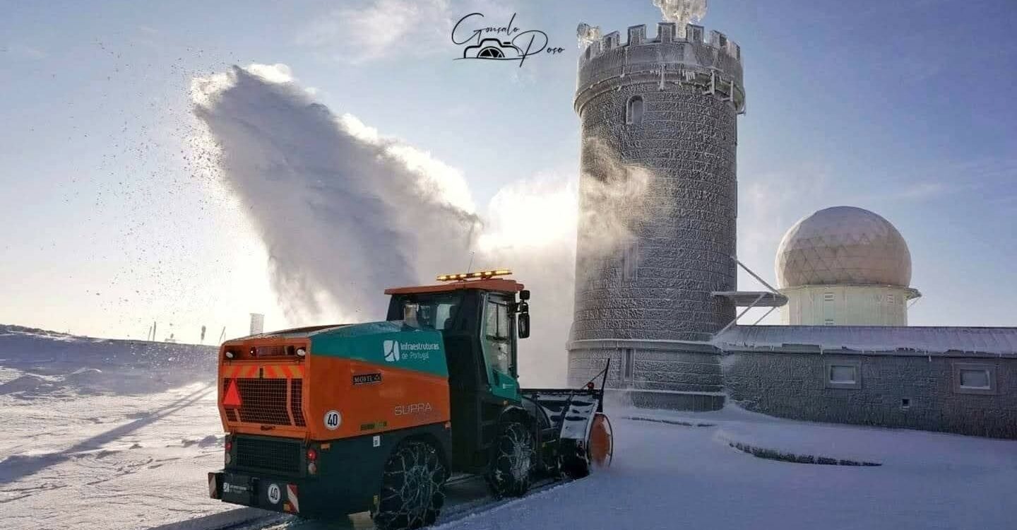 Máquina de limpeza de neve pronta para voltar à ação na Serra da Estrela