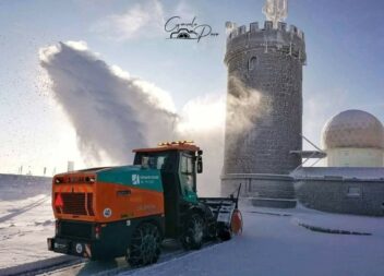 Máquina de limpeza de neve pronta para voltar à ação na Serra da Estrela