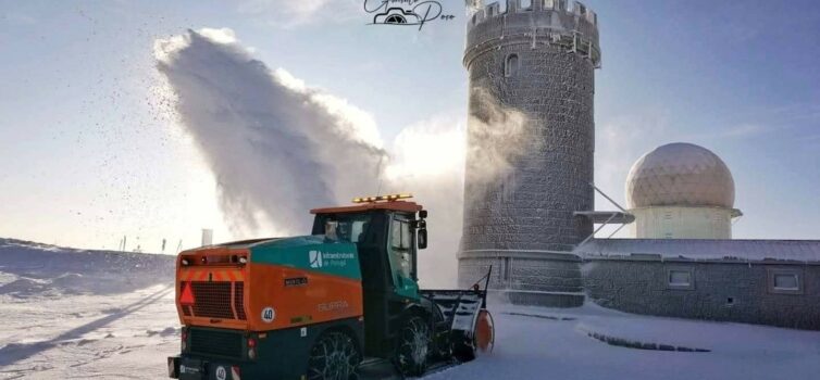 Máquina de limpeza de neve pronta para voltar à ação na Serra da Estrela