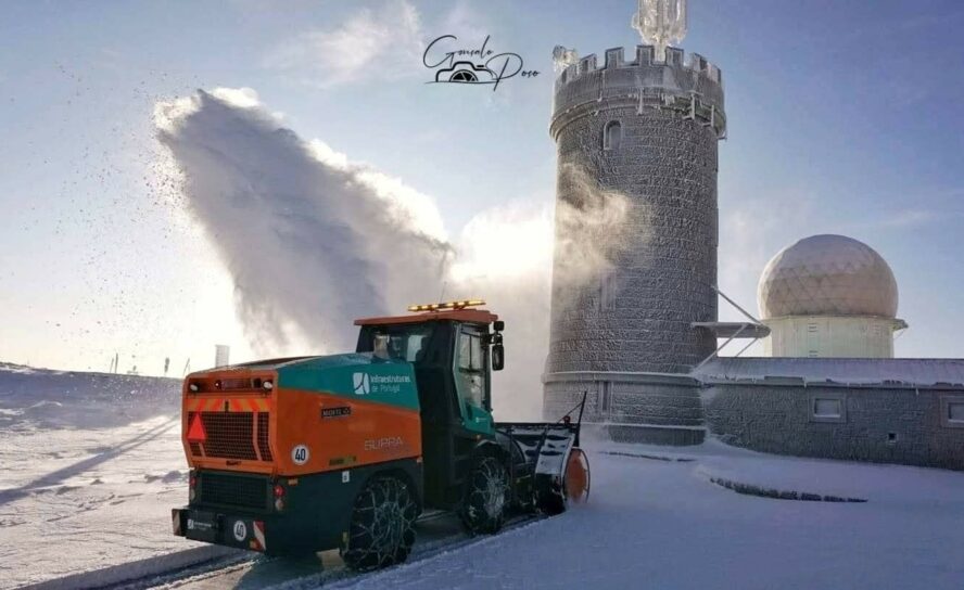 Máquina de limpeza de neve pronta para voltar à ação na Serra da Estrela