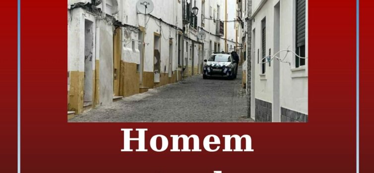 Um homem foi encontrado sem vida, na habitação em que vivia, na Rua de Três