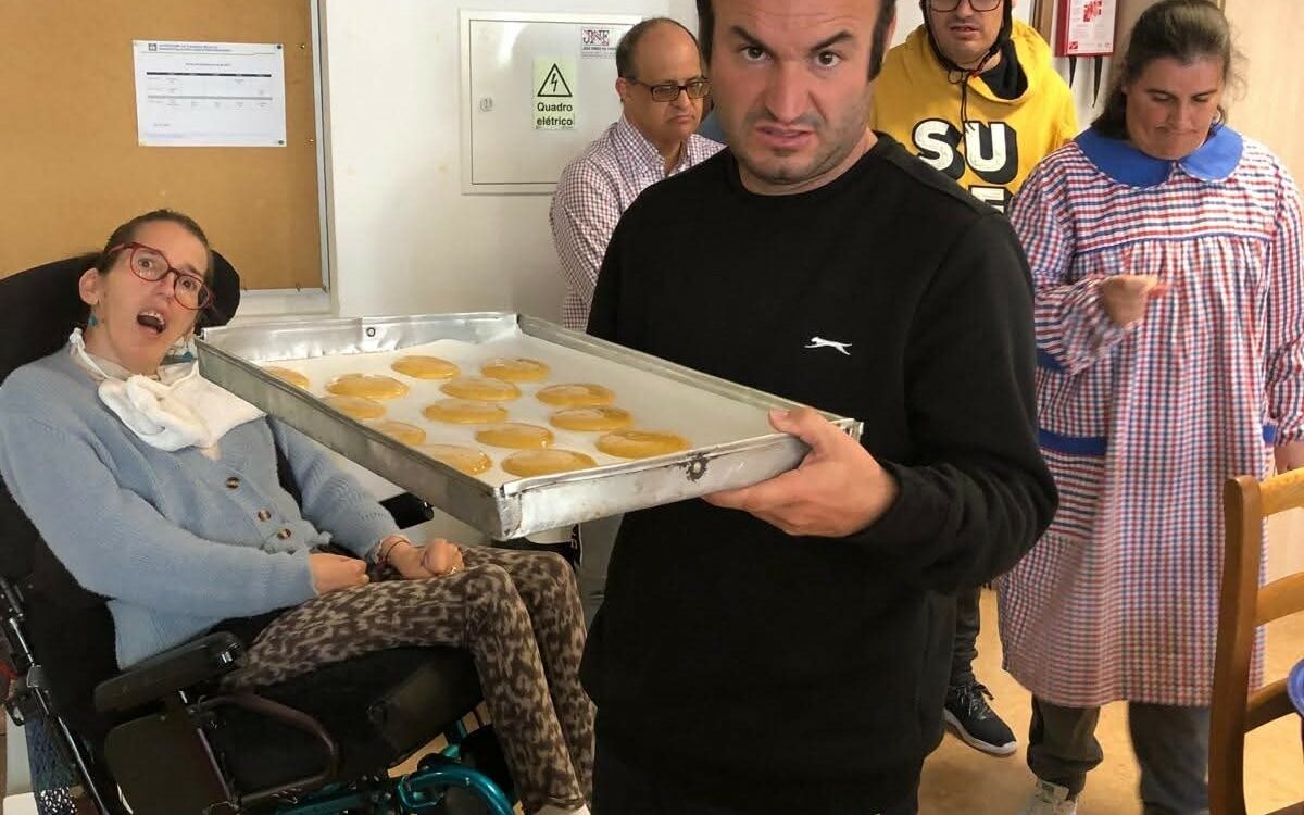 Utentes da APPACDM de Castelo Branco celebram o Dia de Todos os Santos com broas