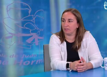 𝗕𝗮𝘁𝗲 𝗕𝗼𝗹𝗮 𝗲𝗺 𝗖𝗼𝗺𝗯𝗮𝘁𝗲 𝗰𝗼𝗺 𝗔𝗻𝗮 𝗛𝗼𝗿𝗺𝗶𝗴o: 𝗔 𝗝𝘂𝗱𝗼𝗰𝗮 𝗾𝘂𝗲 𝗜𝗻𝘀𝗽𝗶𝗿𝗼𝘂 𝗚𝗲𝗿𝗮𝗰̧𝗼̃𝗲𝘀