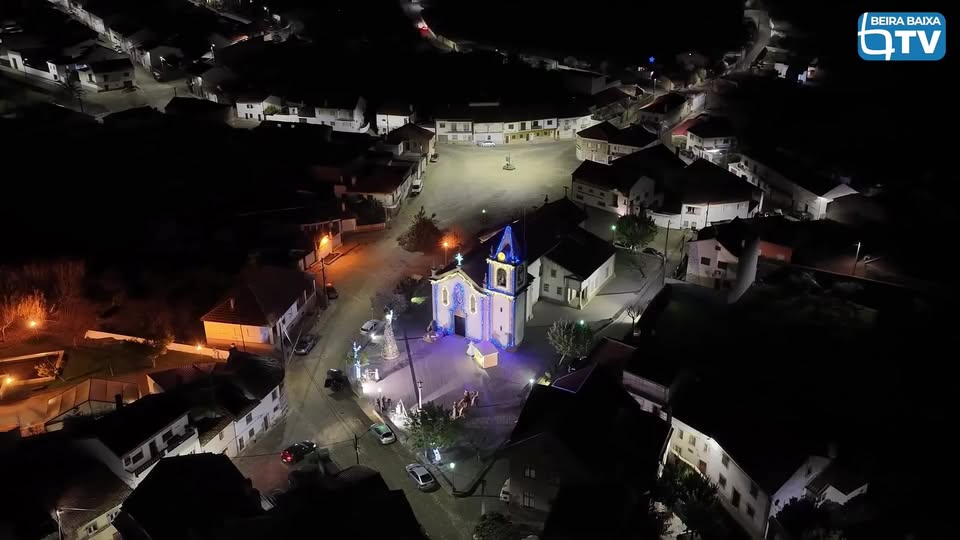 Mulheres da aldeia de Lousa mostram o presépio que fizeram