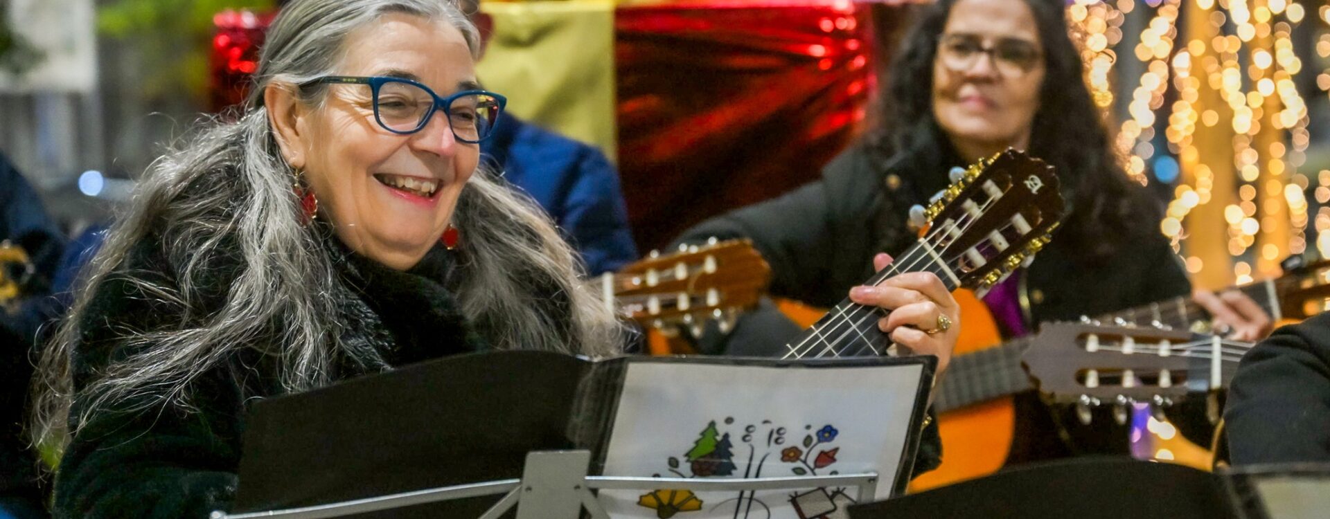 Associação das Violetas inaugura Natal e encanta moradores