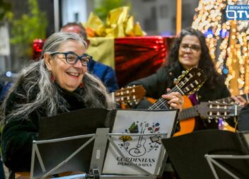 Associação das Violetas inaugura Natal e encanta moradores