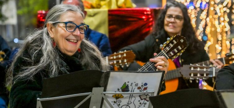 Associação das Violetas inaugura Natal e encanta moradores
