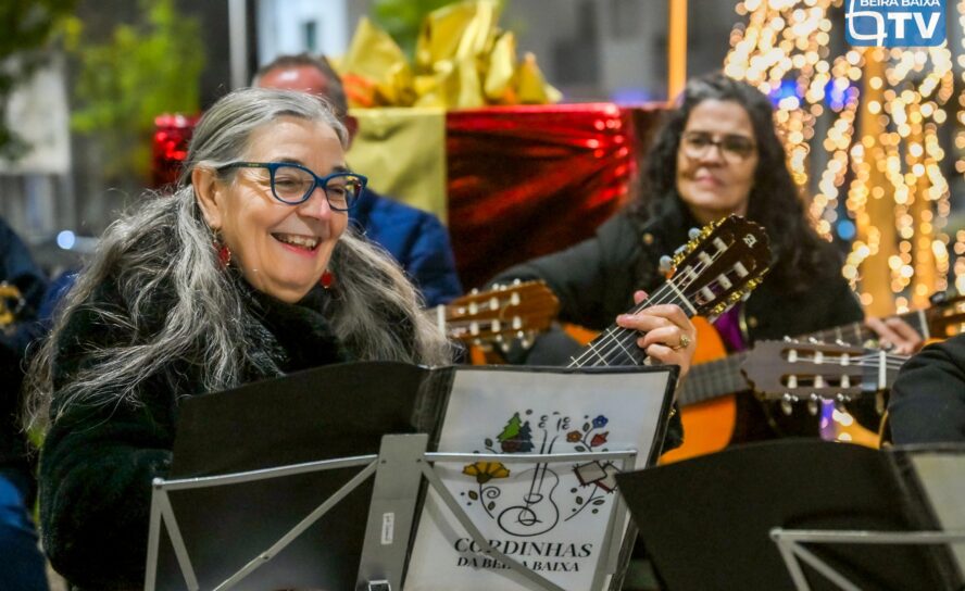 Associação das Violetas inaugura Natal e encanta moradores