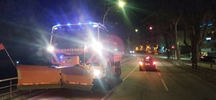 Bombeiros da Covilhã reforçam segurança nas estradas devido à formação de gelo