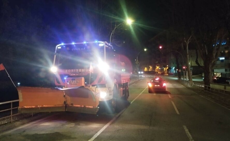 Bombeiros da Covilhã reforçam segurança nas estradas devido à formação de gelo
