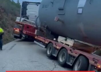 Camião imobilizado na EM548 devido a cedência da estrada