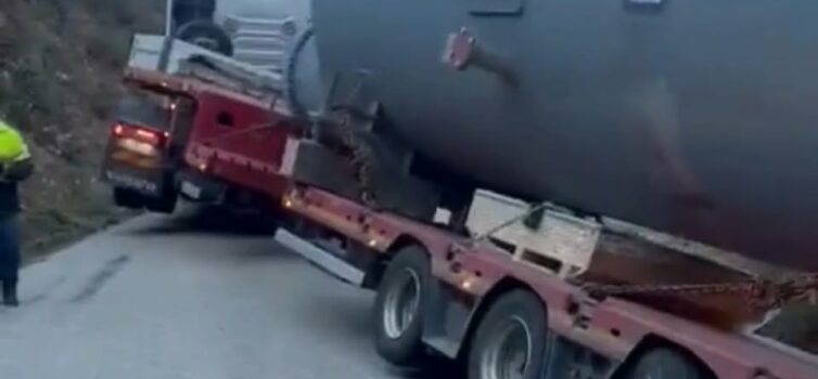 Camião imobilizado na EM548 devido a cedência da estrada